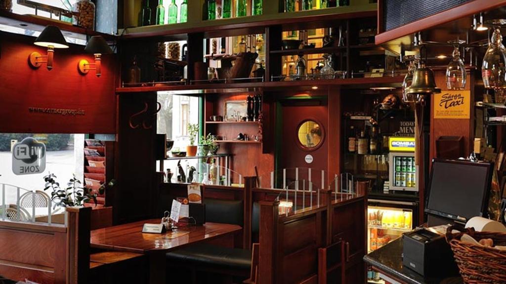 Corner Hotel & Kavehaz Dunaújváros 외부 사진